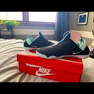 Never worn-Nike Zoom Air Pulse Healthcare Edition